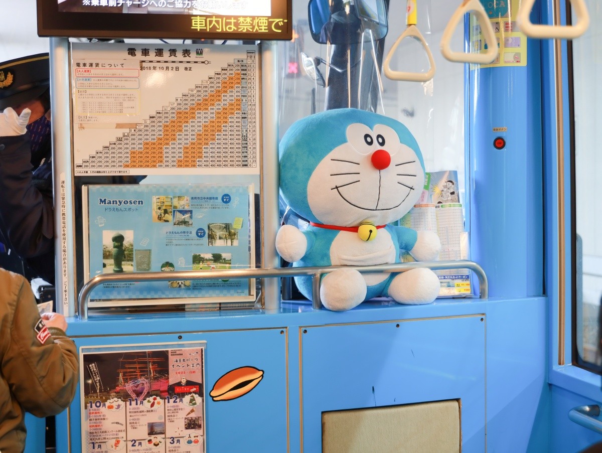 哆啦A夢路面電車行駛景象