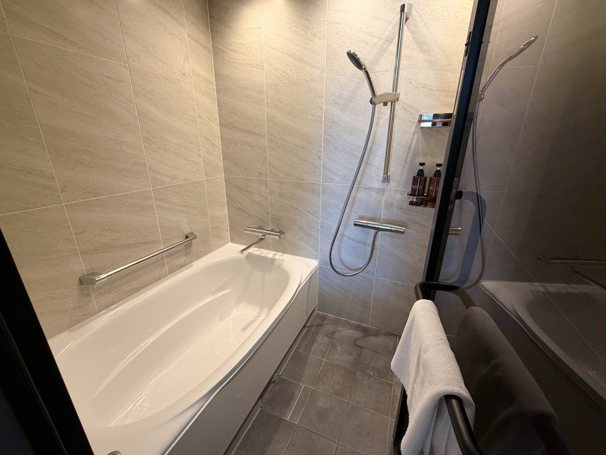 Okinawa Harborview Hotel Standard Twin Room Bathroom, Washbasin, and Amenities