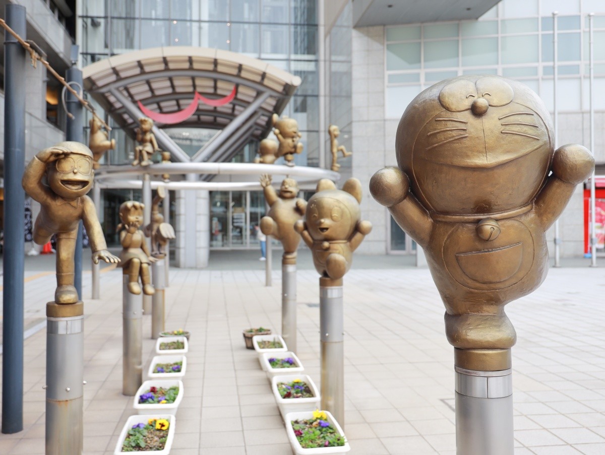 哆啦A夢散步道雕像