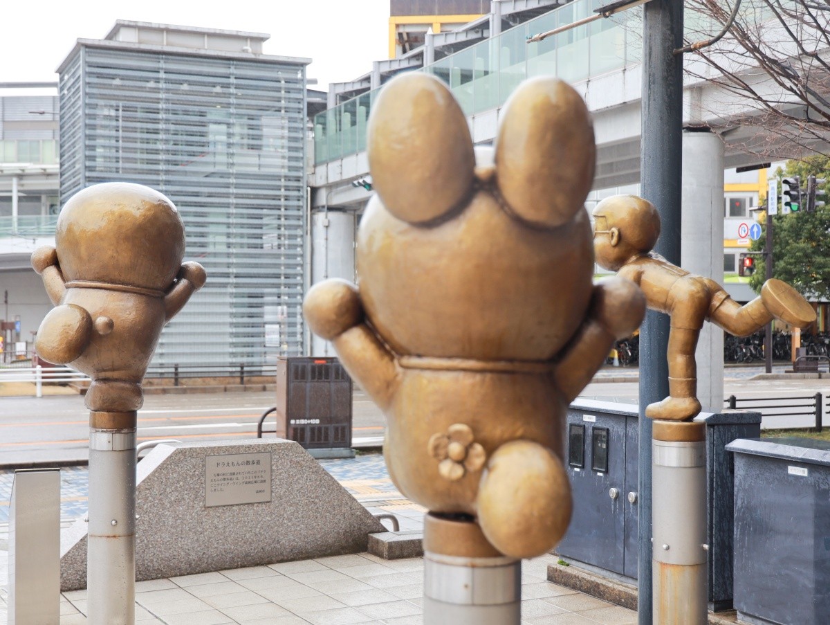 戶外角色雕像的照片