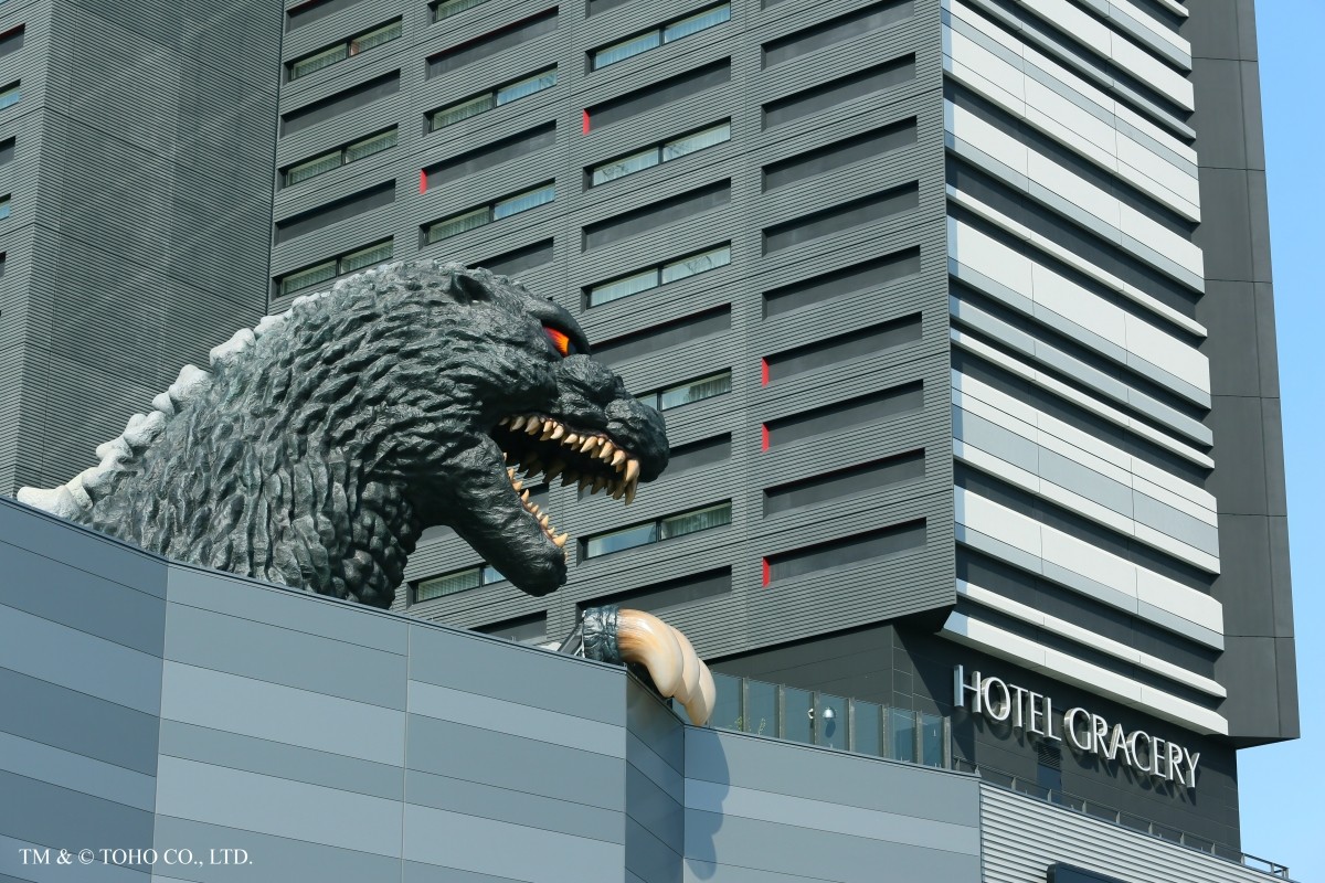Khách sạn với đầu Godzilla khổng lồ tại Shinjuku