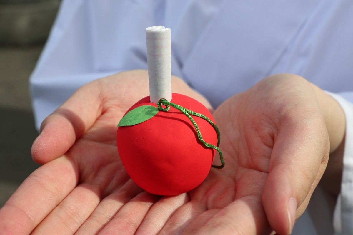 โอมิคุจิสำเนียงสึการุ แอปเปิ้ล & หอยเชลล์ 500 เยน (ศาลเจ้าฮิโรซากิ / จังหวัดอาโอโมริ)