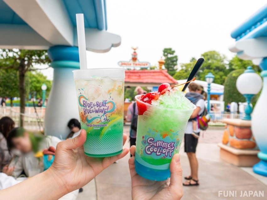 น้ำแข็งไส (Melon Syrup, Strawberry, Whipped Cream) (600 yen / right in photo), Sparkling Drink (Citrus & Muscat) in collaboration with Mrs. GREEN APPLE (880 เยน)