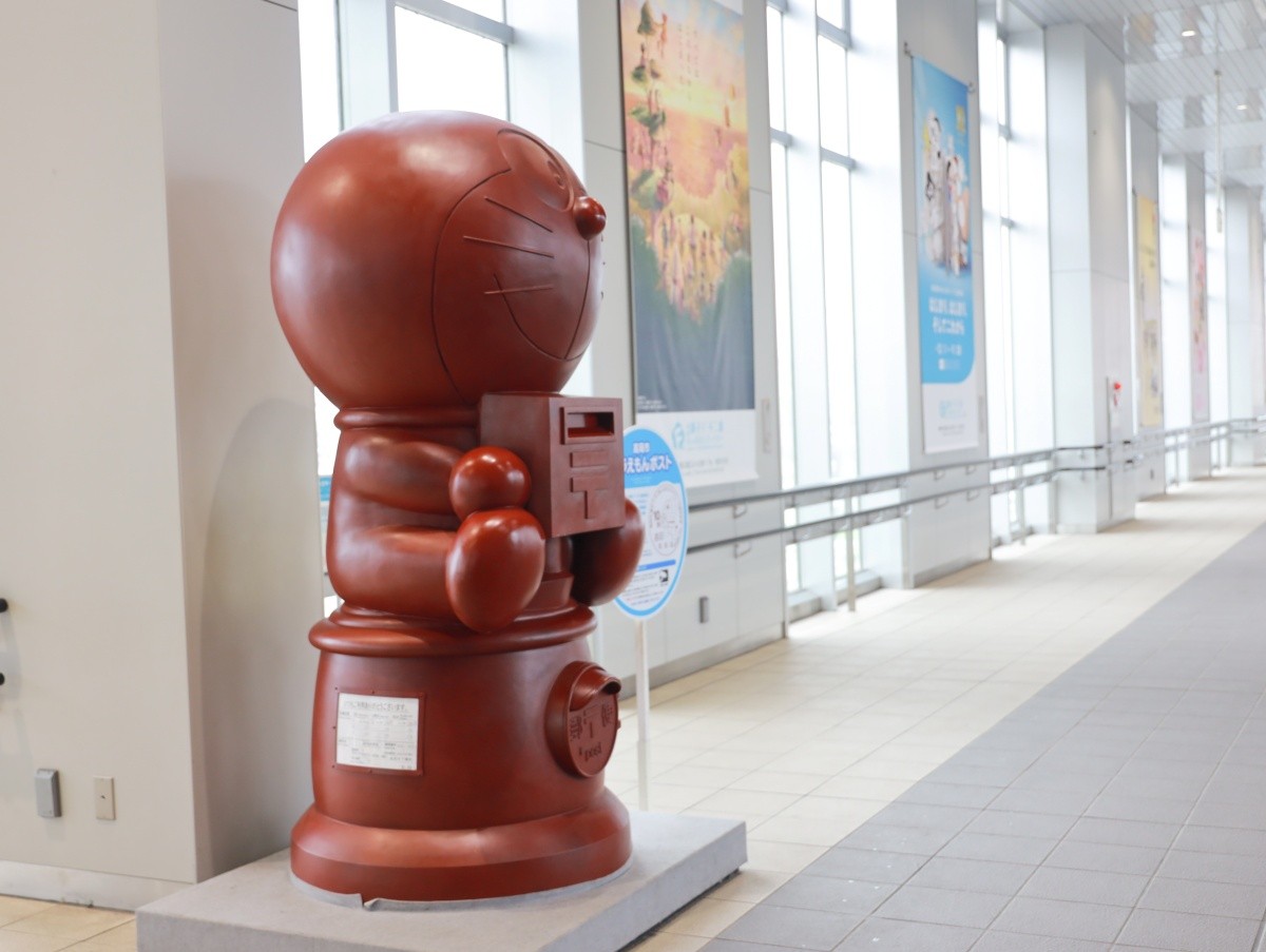 高大的哆啦A夢郵筒