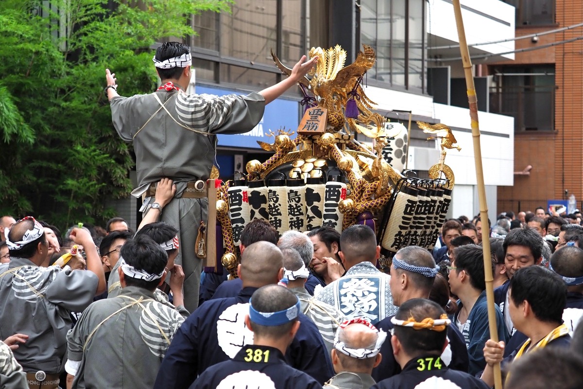 Torigoe Matsuri: The grand Senkan Mikoshi parade at night