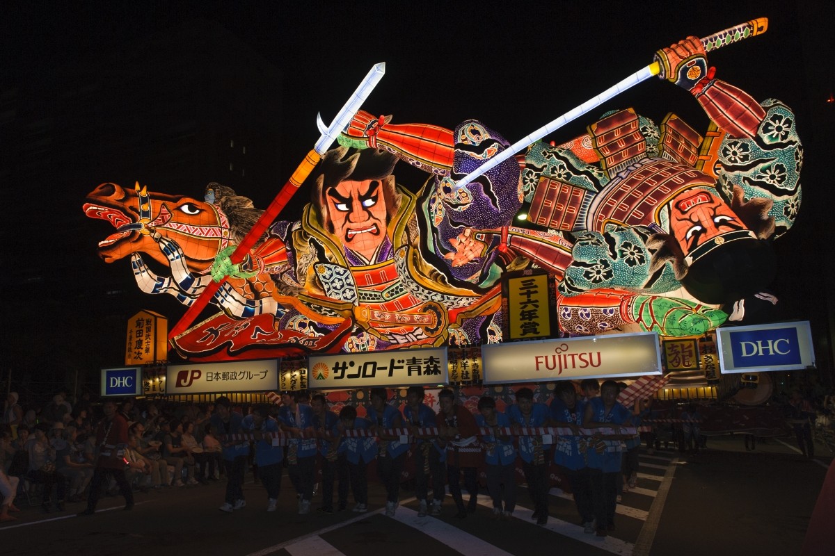 青森睡魔祭的巨大花燈