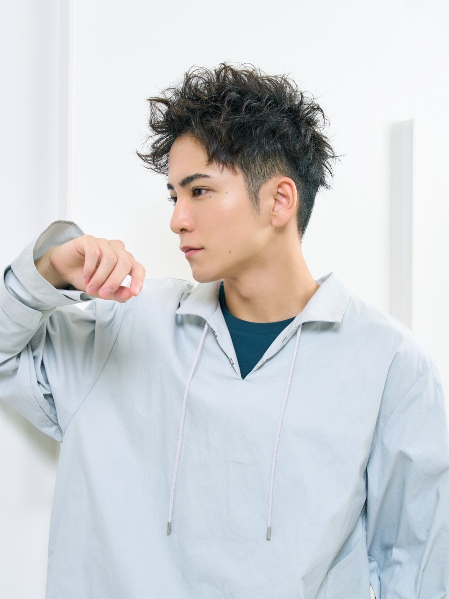 Tóc uốn xoắn × Ngắn tự nhiên