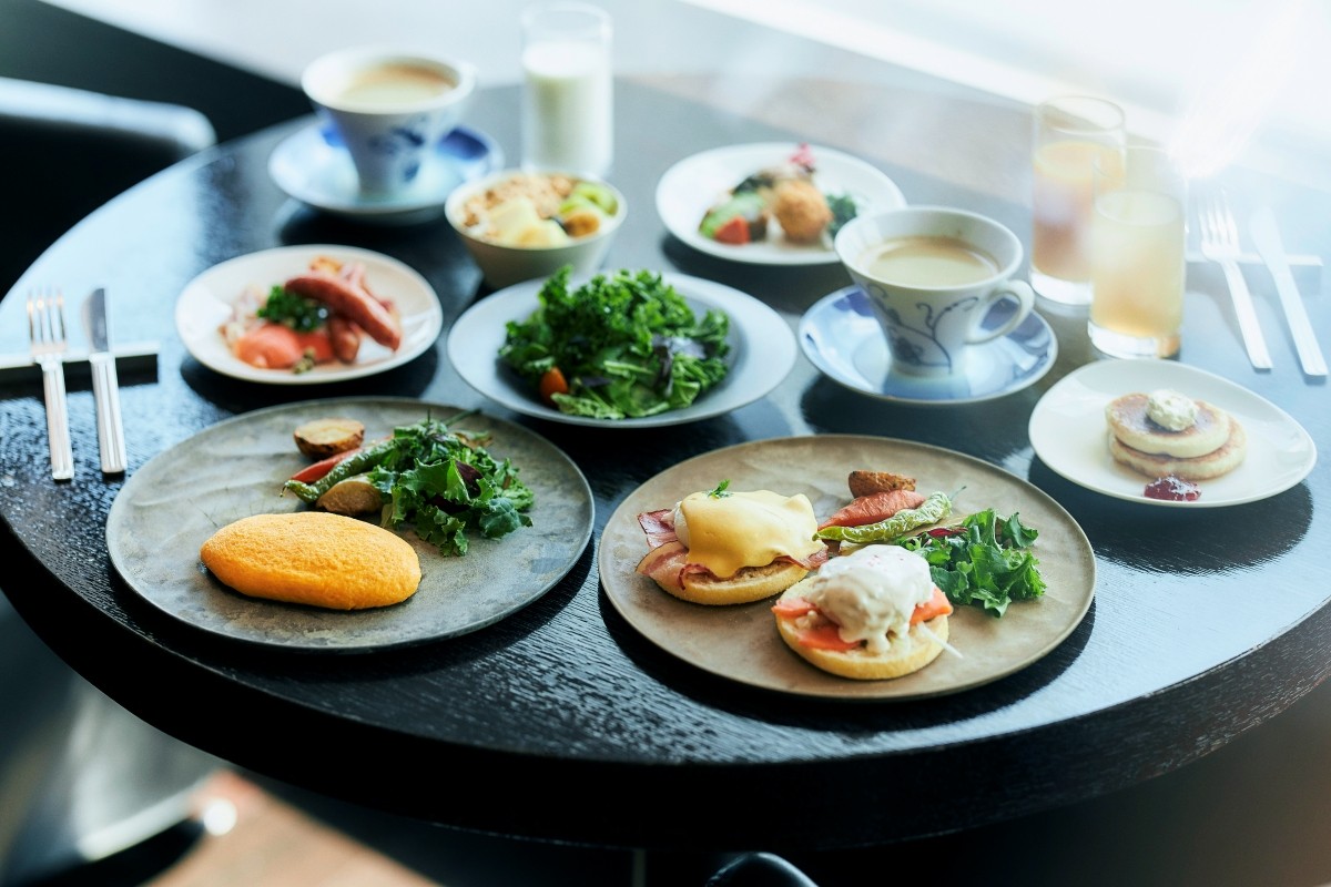 Bữa sáng buffet với các món trứng và nguyên liệu tươi ngon