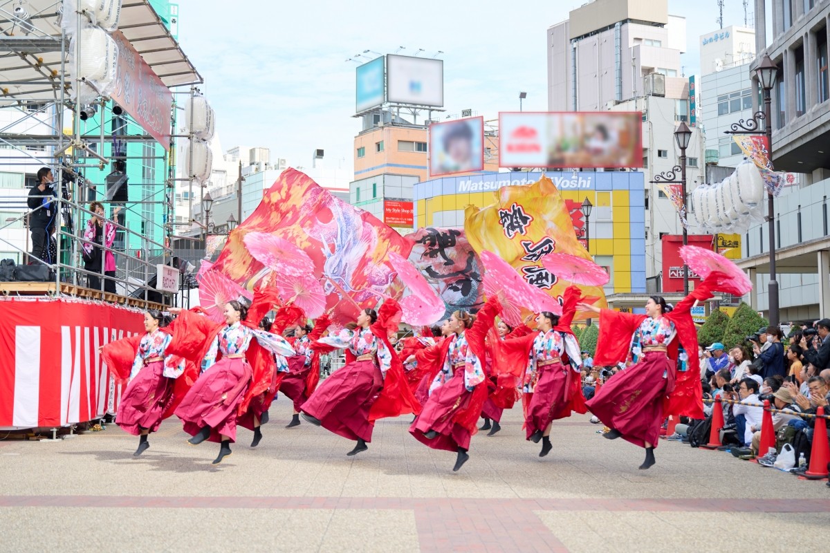 นักเต้นโตเกียวโยซาโค่ย (Tokyo Yosakoi) ในชุดสีสันสดใส
