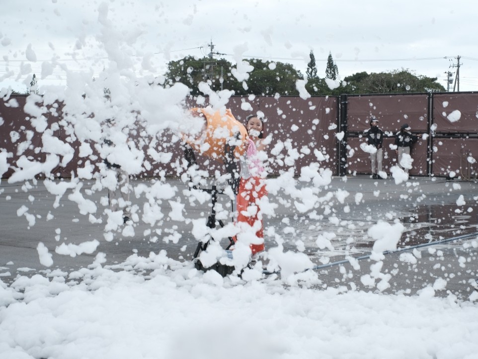 Anak-anak bermain busa di JUNGLIA SPLASH FES