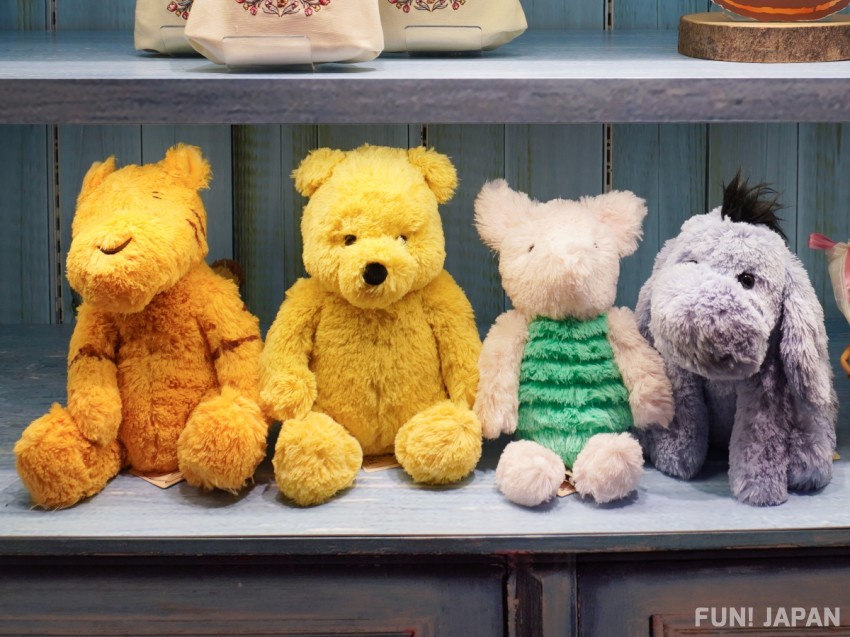 以原作繪本經典小熊維尼為主題的新作系列「100 Years of Winnie the Pooh」小熊維尼、小豬、依唷（屹耳）、跳跳虎 絨毛玩偶（每款含稅3,800日圓）