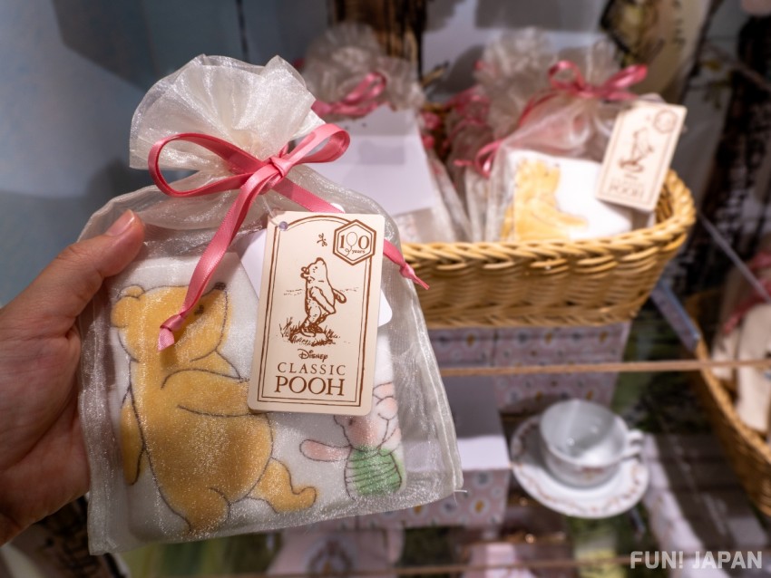 以原作繪本經典小熊維尼為主題的新作系列「100 Years of Winnie the Pooh」小熊維尼＆小豬 隨身小毛巾（含稅1,400日圓）