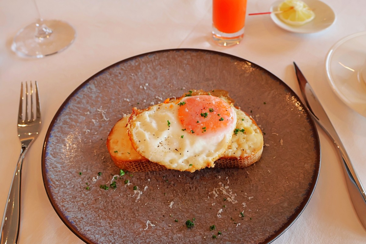 Croque Madame กับแฮม ชีส ไข่ดาว และซอสเบชาเมล