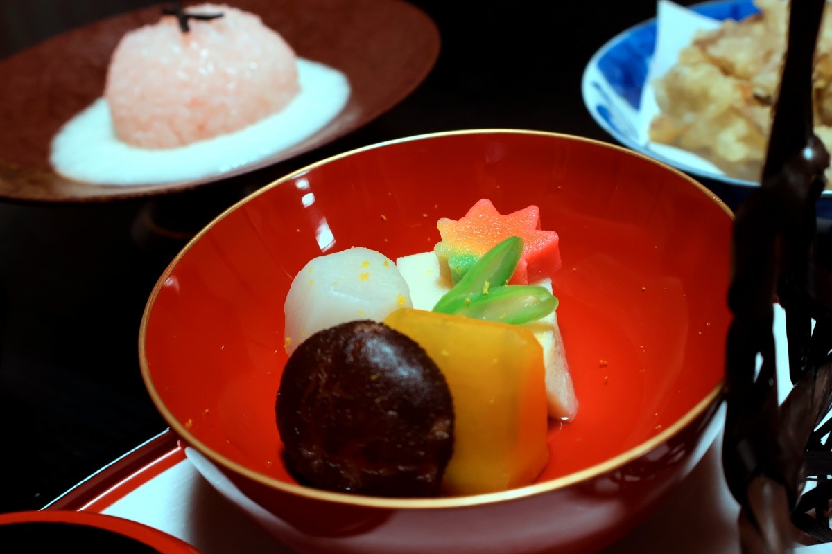 조림 요리: 동결 두부, 단호박, 토란, 표고버섯, 모미지후(밀글루텐), 그린빈, 유자