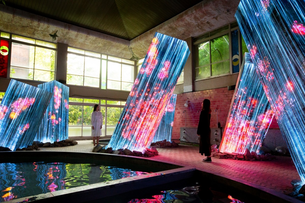 teamLab《Megaliths in the Bath House Ruins》©teamLab