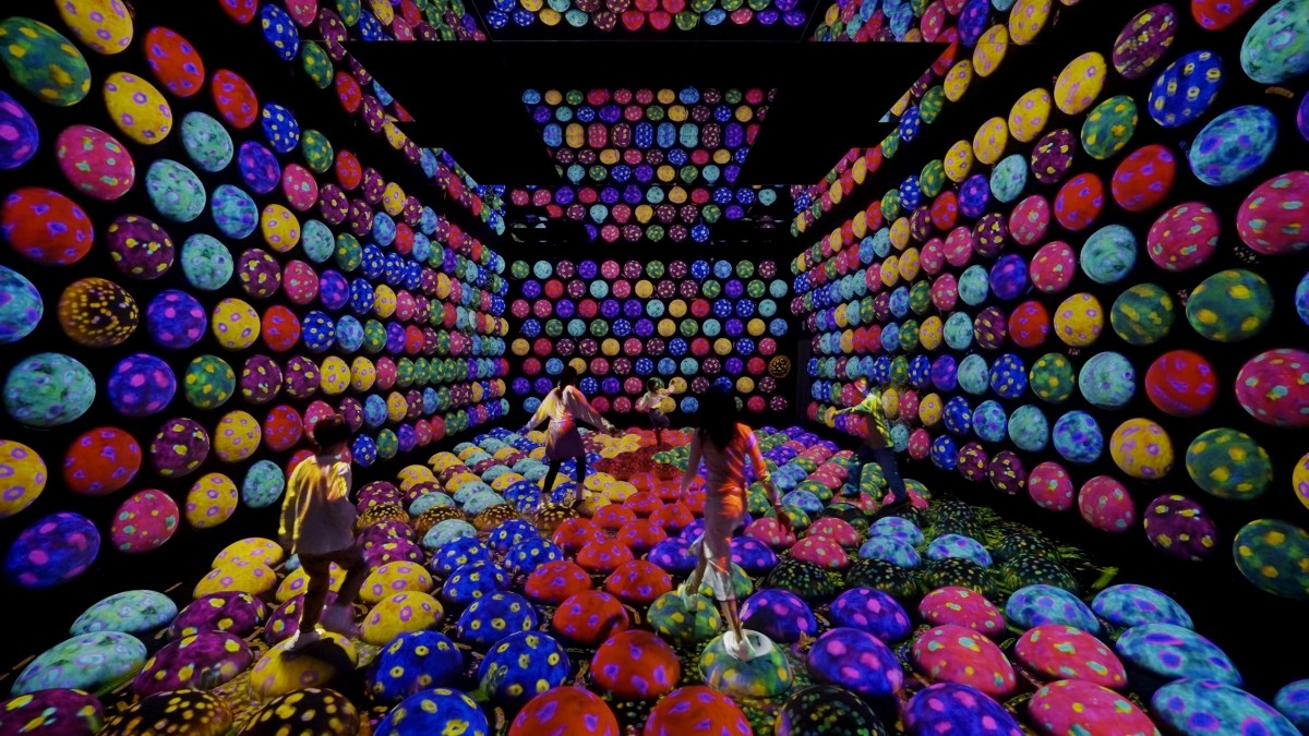 teamLab《Rapidly Rotating Bouncing Spheres in the Caterpillar House》©teamLab