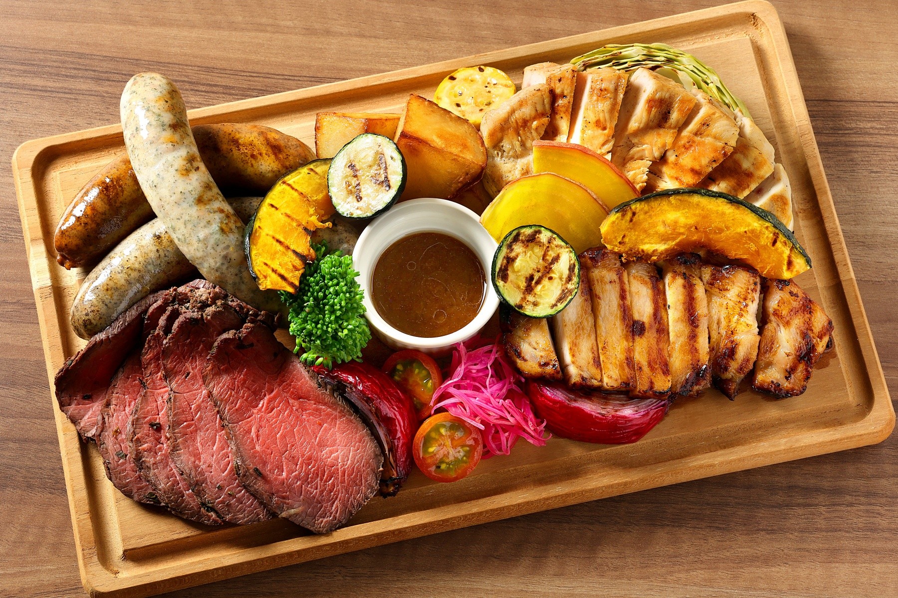 Luxury plate of 4 types of meat dishes and grilled vegetables