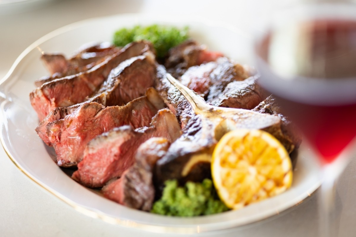 Florentine T-bone Steak ที่ Riva Ristorante โรงแรม The Ritz-Carlton, Okinawa