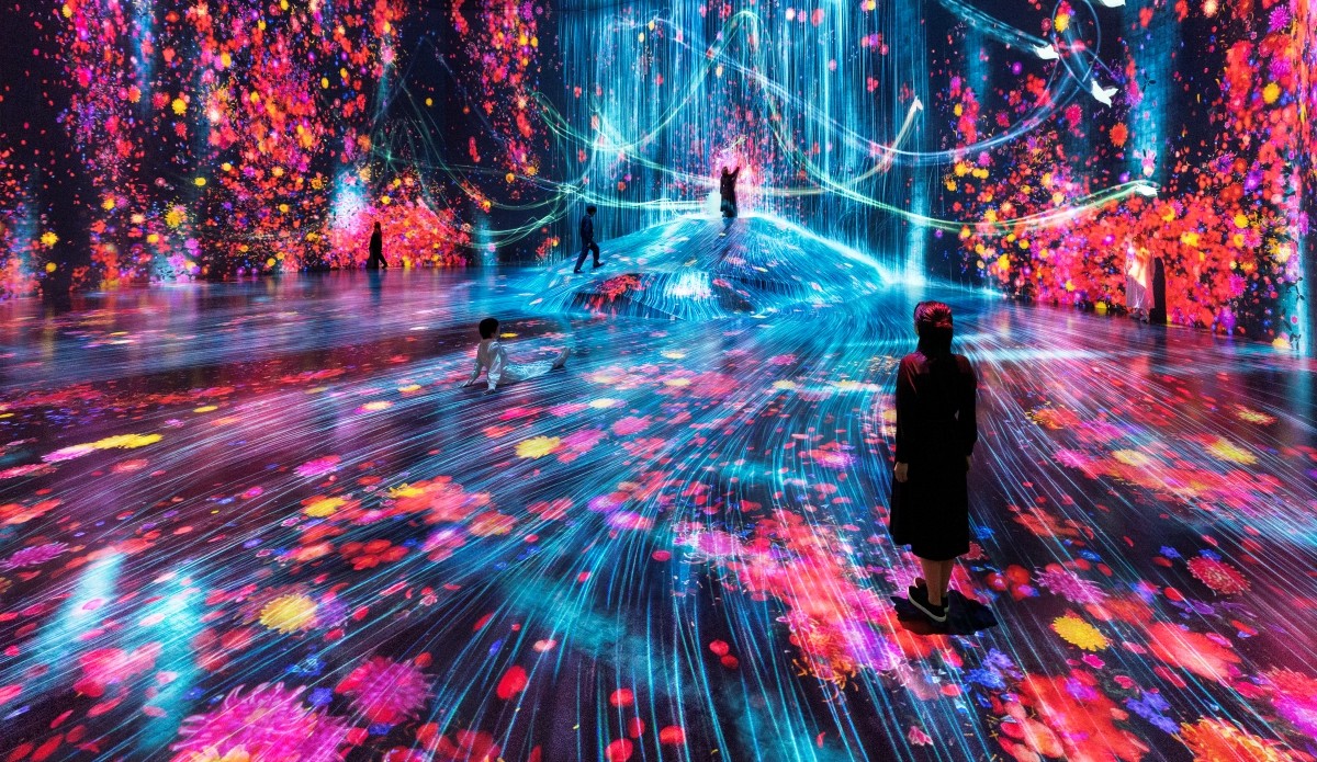 teamLab《Universe of Water Particles on a Rock where People Gather》、《Flowers and People, Cannot be Controlled but Live Together – A Whole Year per Hour》、《Crows are Chased and the Chasing Crows are Destined to be Chased as well: Cosmic Void》© teamLab