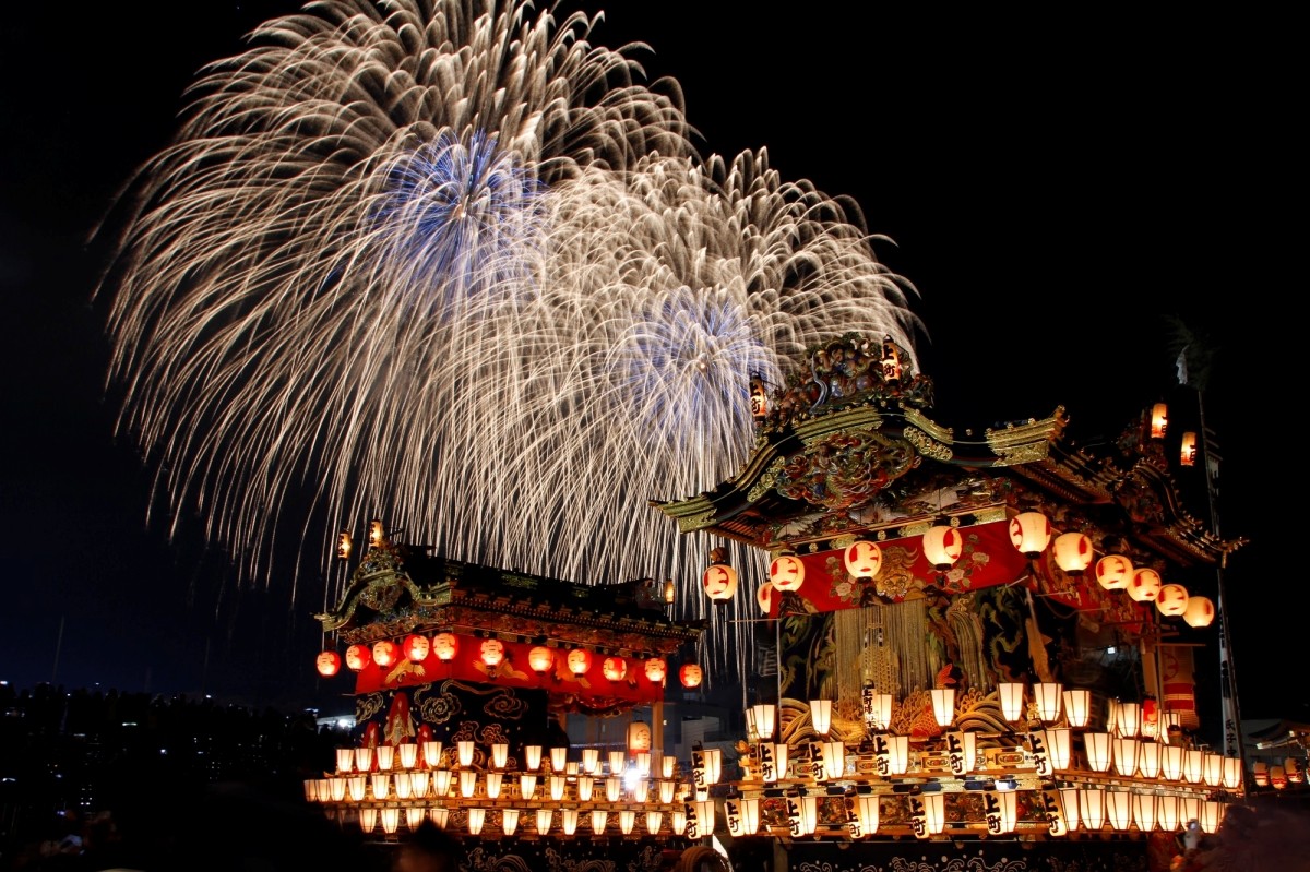 秩父夜祭的花車與煙火