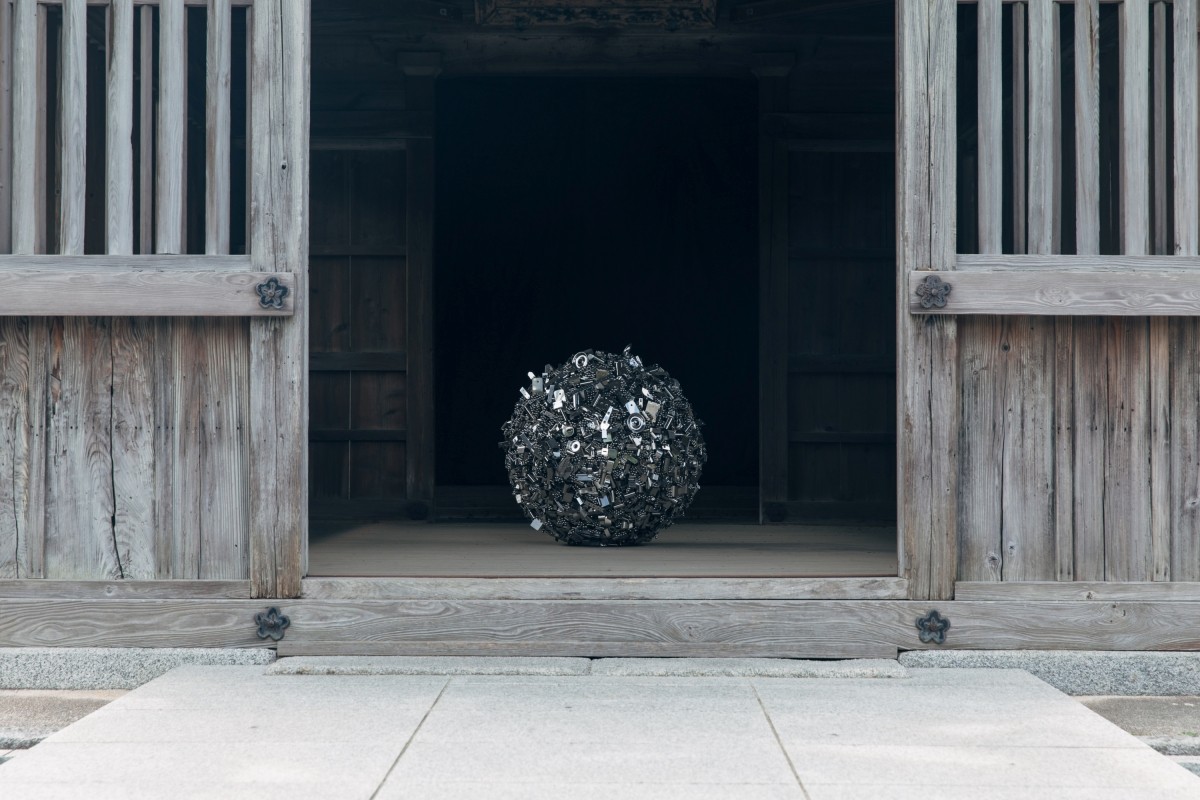 藝術計畫 Really shiny stuff that doesn’t mean anything, 真的是閃閃發亮但沒有任何意義的東西, ©Ryan Gander, 2011, Courtesy of TARO NASU, Photo by Yasushi Ichikawa 太宰府天滿宮