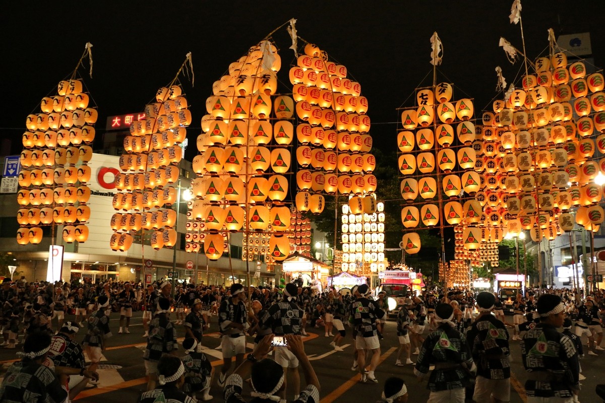 秋田竿燈祭的提燈表演