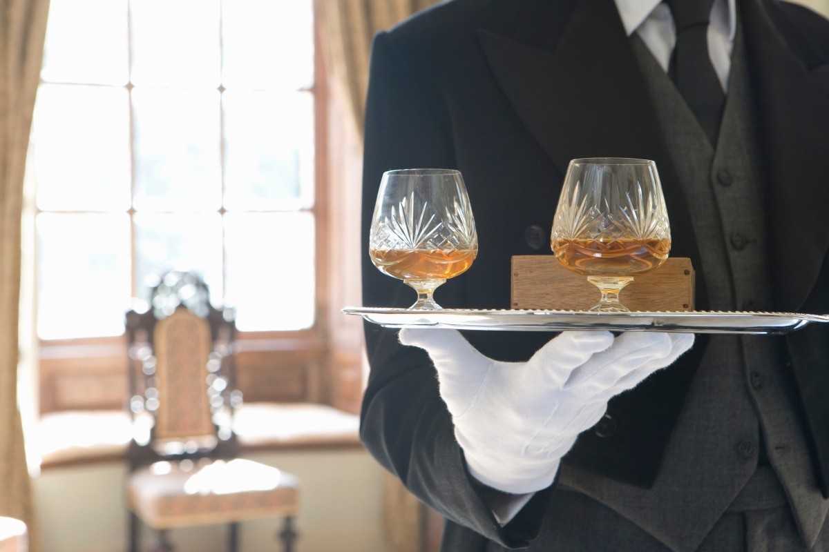 Butler, BL, and Cross-dressing Cafes: Immersive Fantasy Worlds Popular Among Women!