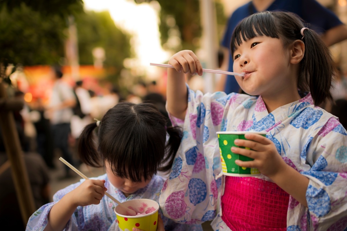 日本祭典攤檔售賣美食的情景