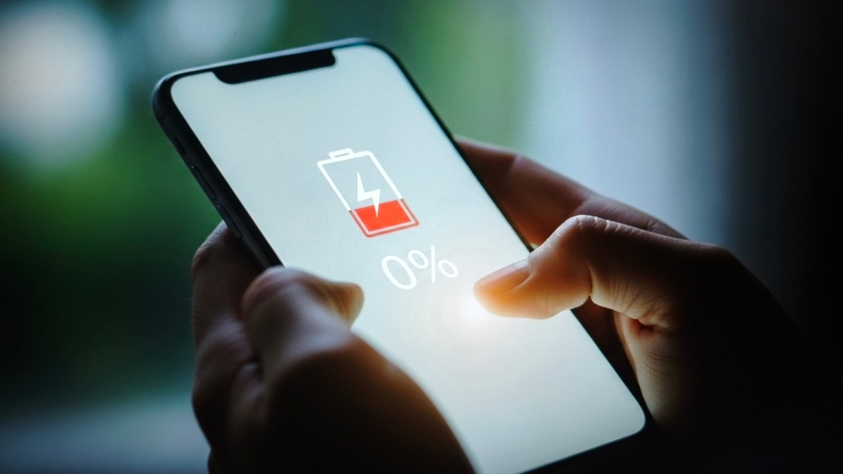 Ilustrasi orang yang sedang mengisi daya smartphone di luar ruangan