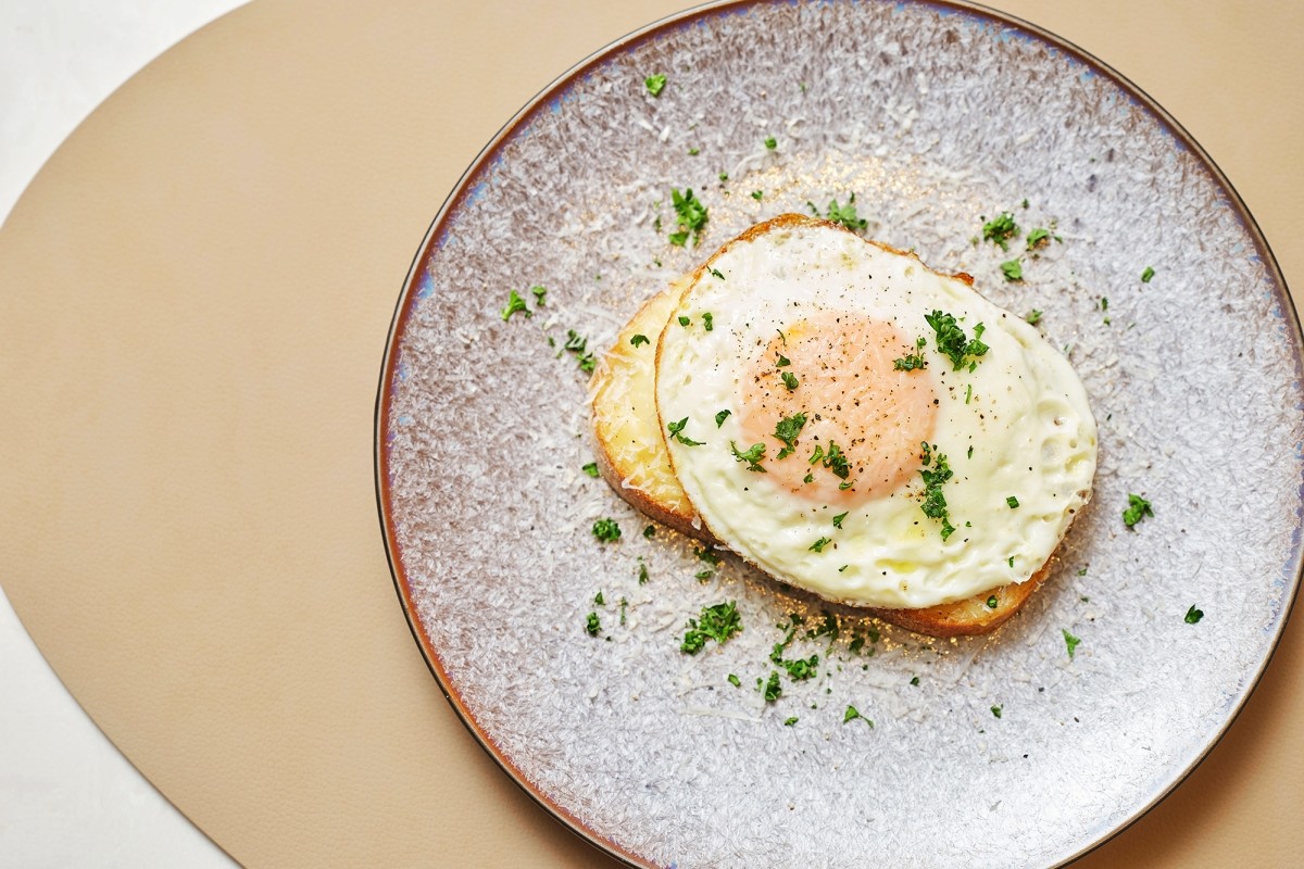 Croque Madame กับแฮม ชีส ไข่ดาว และซอสเบชาเมล