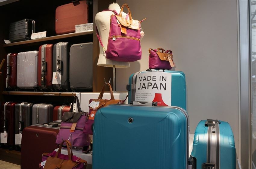 Ace: Suitcases and briefcases made in Japan for your parents