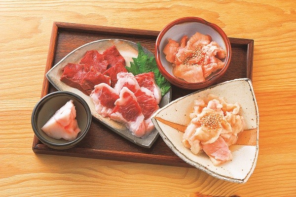 入門櫻燒拼盤 1800日圓，可以一次享用內臟拼盤等4個部位的划算料理