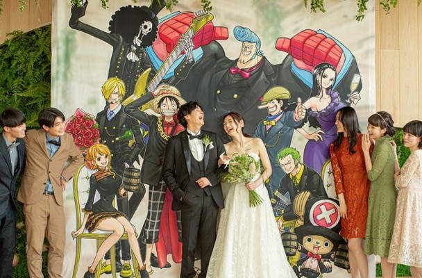 Hãy tưởng tượng một lễ cưới độc nhất vô nhị, lấy cảm hứng từ bộ truyện tranh nổi tiếng One Piece. Sự kết hợp giữa những nhân vật yêu thích và phong cách độc đáo sẽ khiến bạn không thể rời mắt khỏi bức ảnh của chúng tôi.