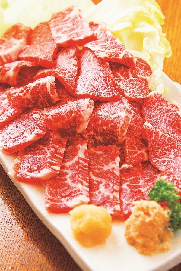 特選生馬肉 1人份2268日圓（照片為2人份）可品嚐到優質部位的奢侈料理。入口即化的口感，與越嚼越香的甘甜滋味