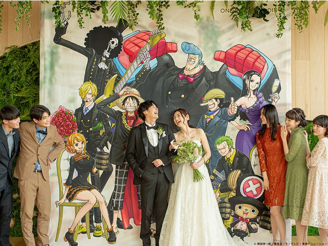 Hãy cùng chiêm ngưỡng bức ảnh cưới đầy màu sắc và phong cách anime. Đây là bức ảnh cưới độc đáo, nơi bạn sẽ tìm thấy sự lãng mạn và ngọt ngào giữa hai tình nhân. Hình ảnh này tạo ra một không gian cổ tích, nơi tình yêu được kể lại một cách tuyệt vời.