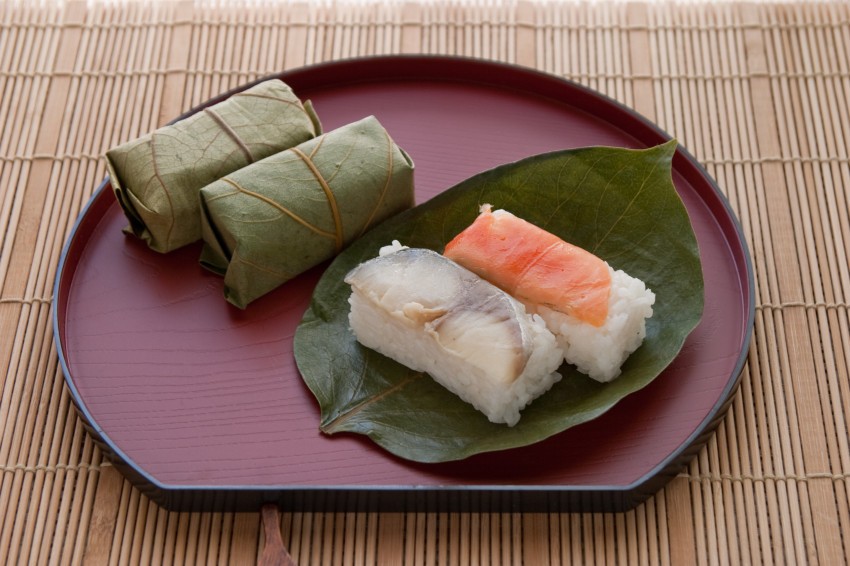 Rekomendasi Makanan 6: Jika Kamu Gemar Sushi, Yuk Coba Sushi yang dibalut oleh Daun Kesemek di Prefektur Nara