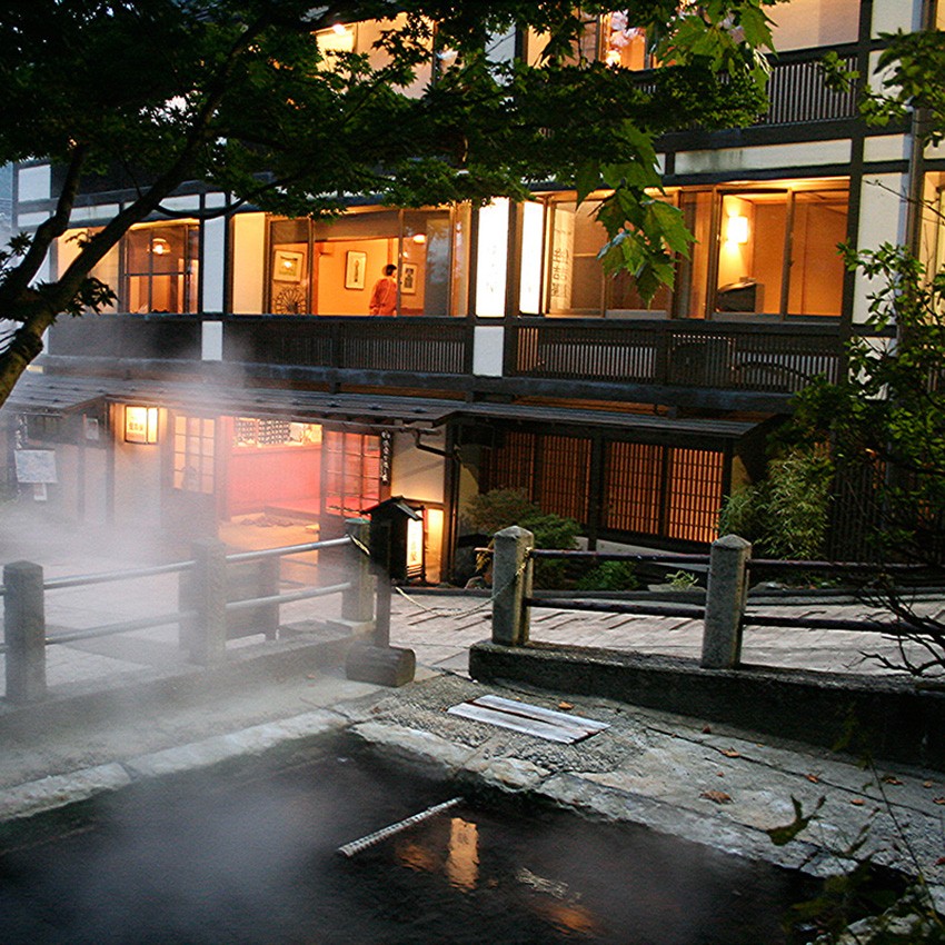 Murano Hotel Sumiyoshiya: The Famous Nozawa Hot Spring That Glows With the Light of Stained Glass