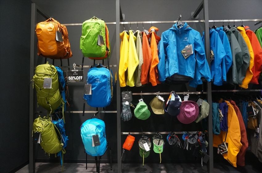 Salomon ARC’TERYX: Functional and fashionable backpack for hiking for your siblings