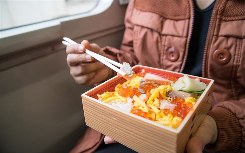 ไม่ควรรับประทานอาหารบนรถไฟ