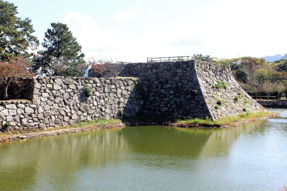ซากวงล้อมกำแพงหลักของปราสาทฮากิที่ได้รับการดูแลให้เป็นอุทยานชิสึกิ