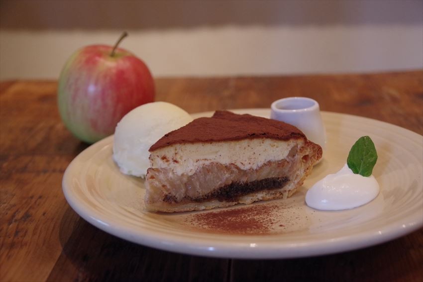 Bánh táo kết hợp với kem Tiramisu đã làm “lấn át” đi hương vị ngày thường của bánh táo