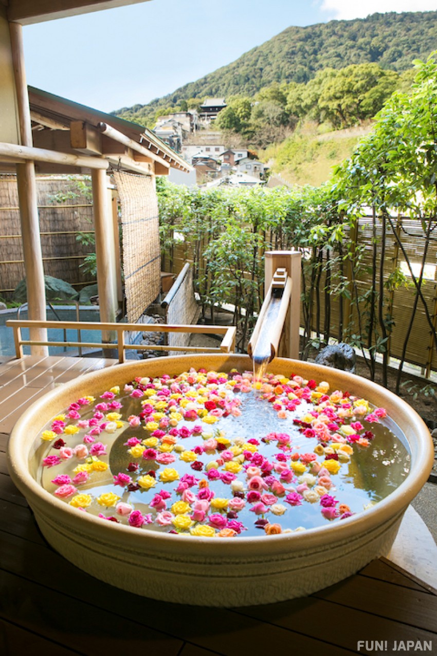 漂浮著玫瑰花瓣的露天溫泉浴池