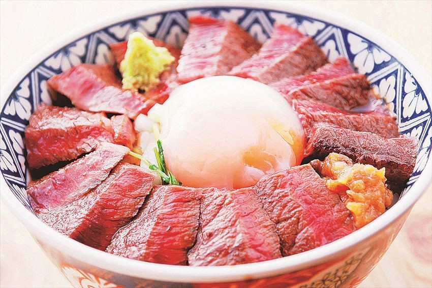 紅牛丼 1680日圓，白飯與牛排之間鋪著淺漬白蘿蔔及青紫蘇，非常爽口