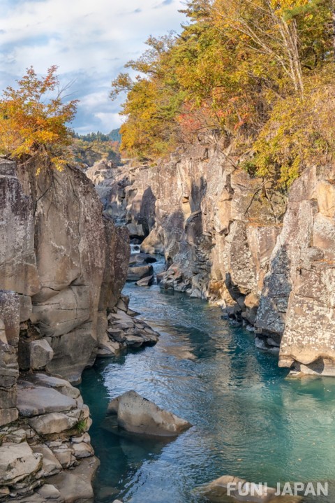 Enjoy a Exciting Boat Ride in Iwate Prefecture's Geibikei Gorge!