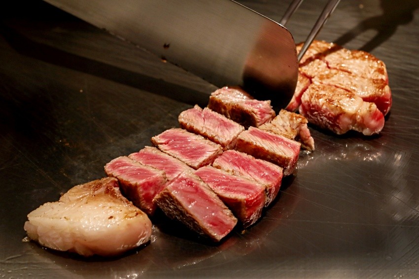 「神戶牛」恰到好處的油脂一吃進去彷彿融化在嘴裡，吃過就難以忘懷。