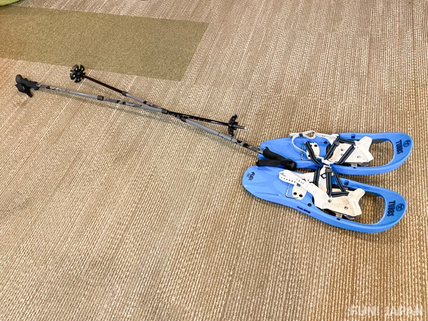 Giày trượt tuyết và gậy