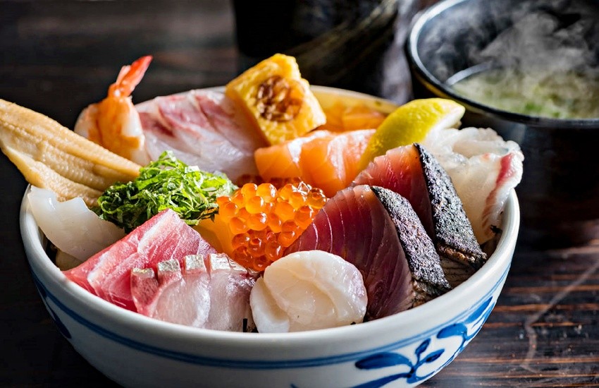 「MARUTOMO水產 」的海鮮丼用料大方、份量十足