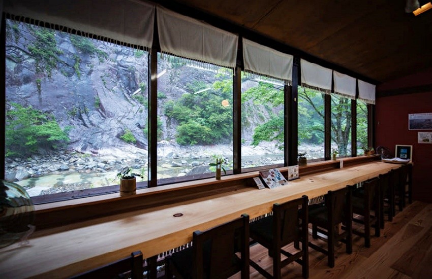 在面河茶屋可一邊品嚐道地的和食料理，一邊欣賞日本清流美景