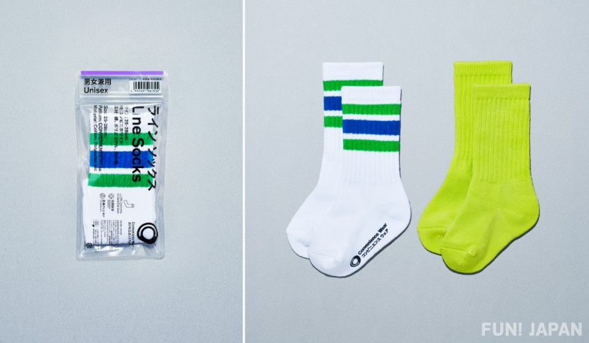 Line socks seharga ¥429 (kiri) dan kaus kaki anak seharga ¥858 (kanan)  dari FamilyMart