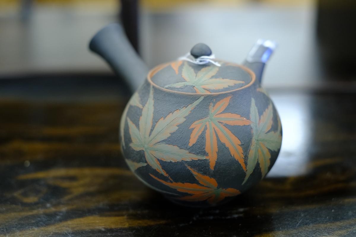 以楓葉壓紋製作的常滑燒茶壺